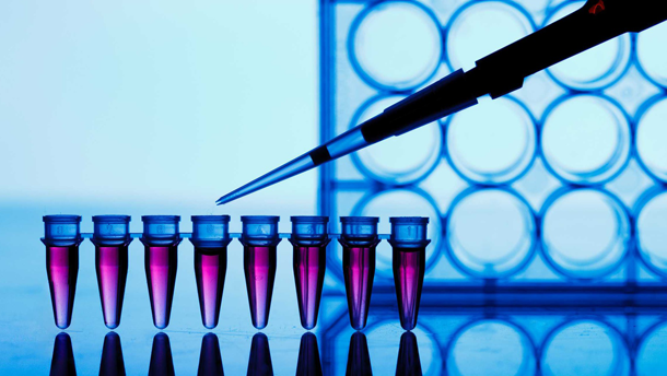 Patienten zum HIV-Test: Mehrfache Verwendung von Einmalprodukten