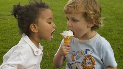 Crianças adquirem bactéria cariogênica dentro e fora da família