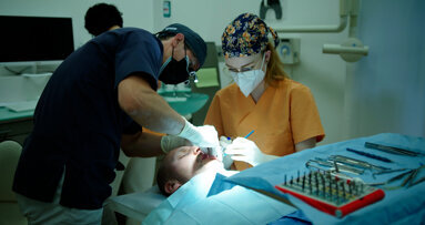 Inserimento di un impianto dentale sotto autoipnosi: «È stato facile spegnere il dolore»