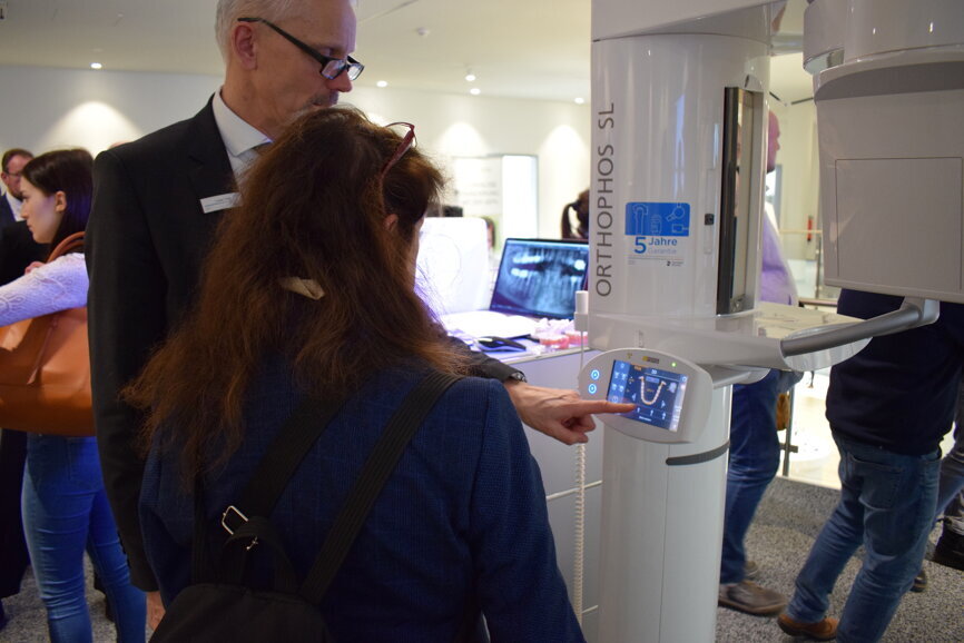 Zum Anfassen und Ausprobieren - Der Orthophos SL von Dentsply Sirona. © DTI