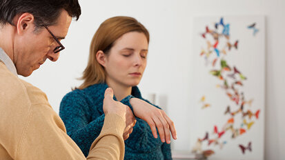 «L'ipnosi è sicuramente uno strumento efficace in sala operatoria ma non può sostituire completamente l'anestesia»