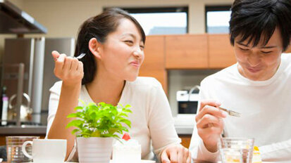 Donne e uomini masticano in maniera differente