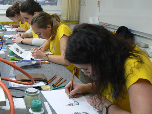 První částí soutěže byla kresba okluzní plochy moláru podle předlohy. Soutěžící se na úkol maximálně soustředili a nenechali se vyrušit ani fotografováním.