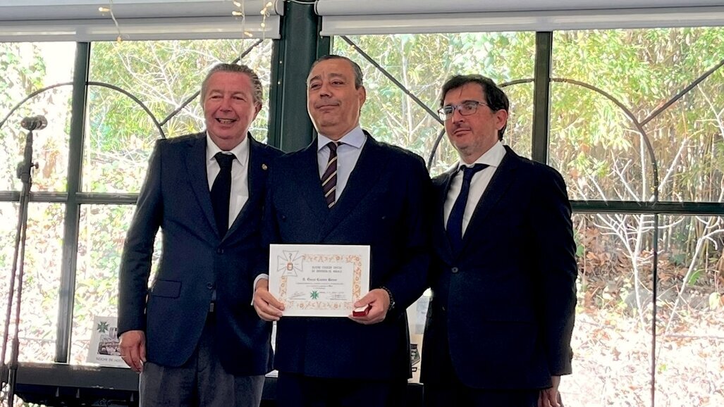 El Dr. Óscar Castro recibe la Medalla de Oro del Colegio de Dentistas de Málaga