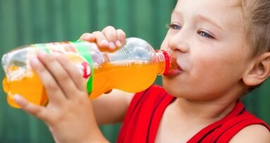 Експерти настояват предупрежденията върху безалкохолните напитки да включват риска от кариес