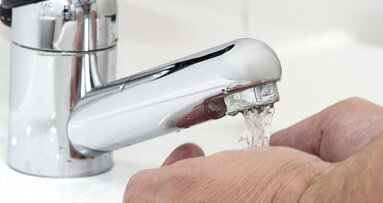 Experte berät zum Thema Wasserhygiene