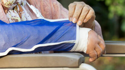 Donne inclini a fratture ossee corrono un maggior rischio di malattia parodontale