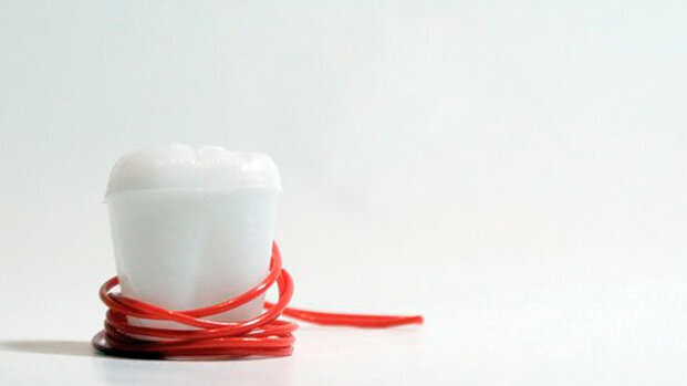 Il filo interdentale sotto i riflettori