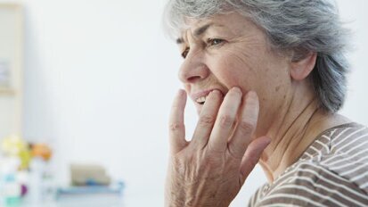 Muitos adultos mais velhos enfrentam barreiras para cuidados de saúde bucal nos EUA