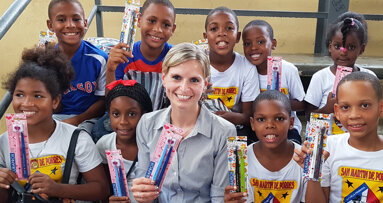 Dentalhygienikerin sendet Mundhygieneartikel über den Atlantik