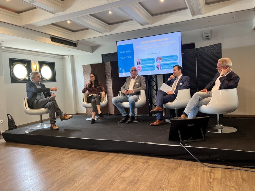 Table ronde sur l'accès aux soins, le 9 juin 2022 lors de l'Assemblée Générale du COMIDENT : de gauche à droite : Hervé Requillart, journaliste, Fanny Richard, Directrice de l’intervention sociale et de l’accès aux soins à l’Assurance Maladie, Philippe Tisserand, ancien président de la FNI (Fédération Nationale des Infirmiers), le Dr Benoît Perrier, président de l’UFSBD (Union Française pour la Santé Bucco-Dentaire) et Francis Mambrini, président de la FEIMA Editeurs. © COMIDENT