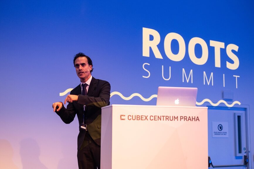 Dr Francesc Abella in his presentation on digital planning in intentional replantation and auto-transplantation.