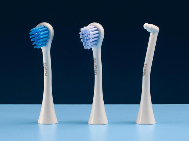 Malá a zakřivená hlava zubního kartáčku je perfektní pro vyčištění oblastí mezi zámky ortodontických aparátů.