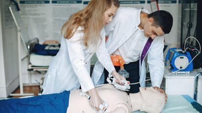 Udzielanie pierwszej pomocy obowiązkiem dla 15 zawodów medycznych