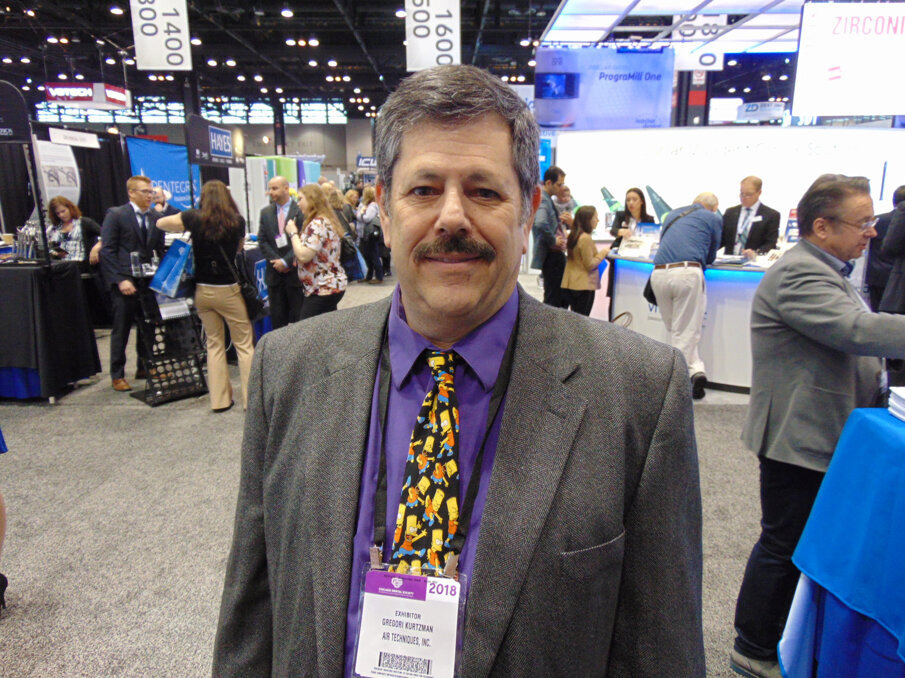 Dr. Gregori Kurtzman of Silver Spring, Md., visits the exhibit hall. (Photo: Fred Michmershuizen/Dental Tribune America)