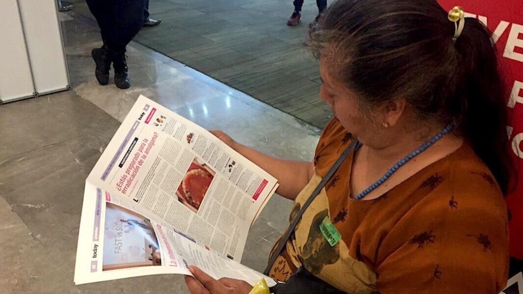 Odontólogos, técnicos dentales, estudiantes y personas de todas las edades recibieron ejemplares de Dental Tribune y de AMIC Today, el periódico de ferias de la editorial. Incluso niños y hasta un osito de peluche, como se aprecia en las fotos, se divirtieron y aprendieron leyendo la publicación más leída en América Latina. (Fotos: Michelle Arias)