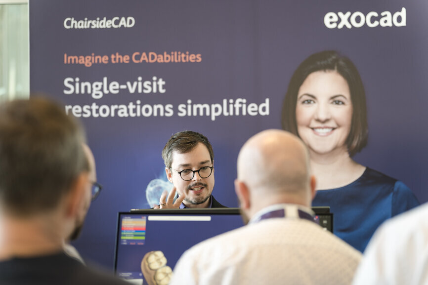 The exocad expert corner was also very busy during the breaks, where exocad software experts answered specific application questions from participants about the exocad software solutions DentalCAD, exoplan and ChairsideCAD, in image Clemens Schwerin, supervisor customer education. (Image: exocad)