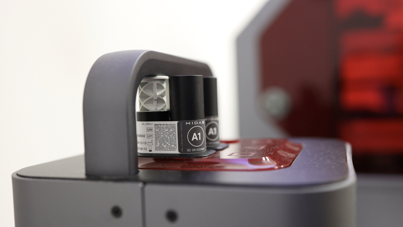 Fig. 3a: Material selection and print preparation. Crown HT Shade A1 capsule positioned in the Midas 3D-printing system.