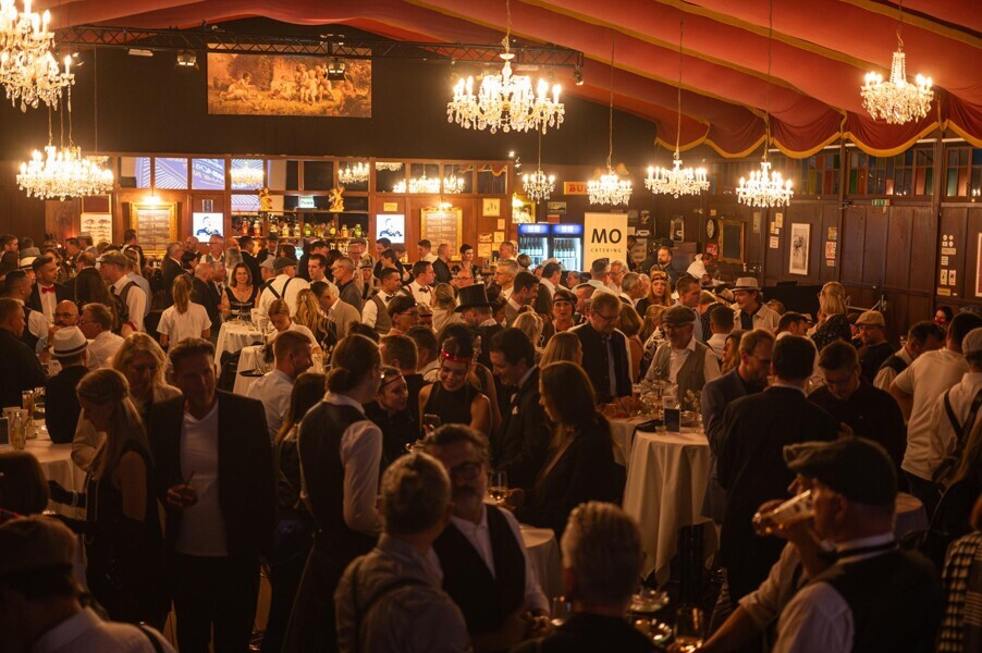 In the evening, guests celebrated a 1920s party.