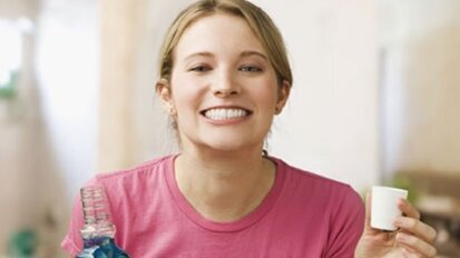 Τα στοματικά διαλύματα βελτιώνουν τη στοματική υγεία περισσότερο σε σχέση μόνο με το βούρτσισμα των δοντιών