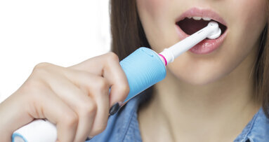 Laut Studie beugen elektrische Zahnbürsten Zahnverlust vor