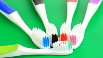 Haagse tandarts brengt tandpasta naar vluchtelingen