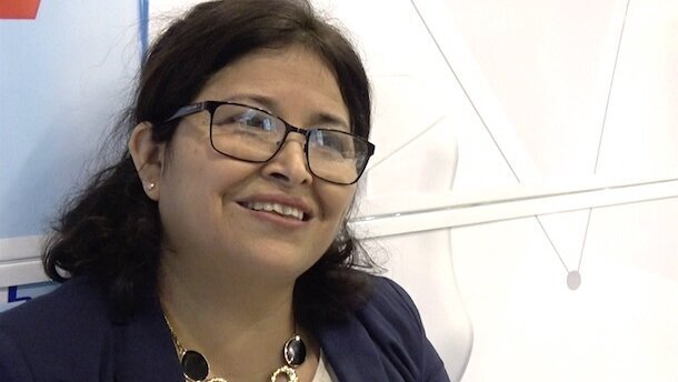 Paula Pajuelo explica los beneficios del Recaldent