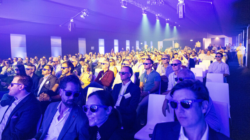 Les lunettes de soleil étaient obligatoires alors que les participants se préparaient à boucler leur ceinture. (Photo : Dentsply Sirona)