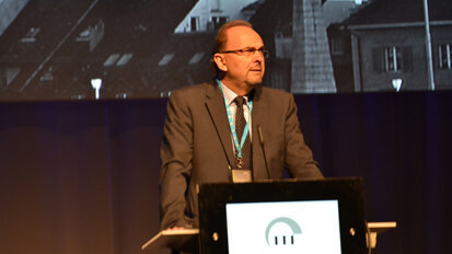 ITI lud Implantatspezialisten nach Bern ITI lud Implantatspezialisten nach Bern