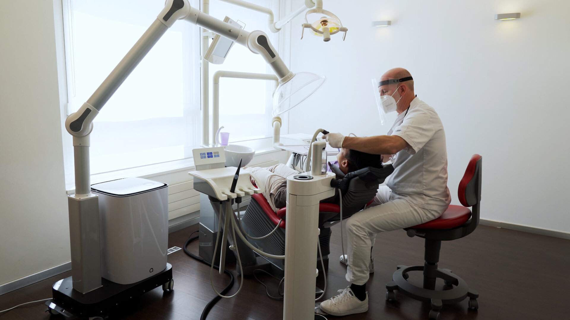 Interview: Neue Luftfiltereinheit erhöht Sicherheit in Dentalpraxen während der Pandemie