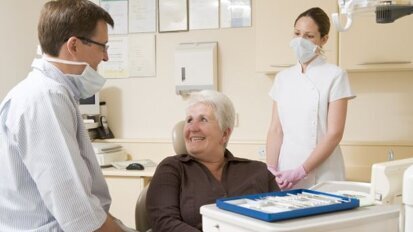Tandartsen roepen familieleden te hulp voor mondzorg ouderen
