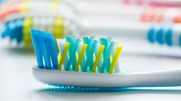 Welche Zahnbürstenfarbe liegt im Trend?