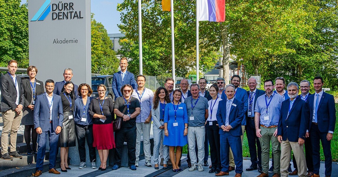 The participants of the DSO & Clinic Symposium in front of the Academy at the company headquarters in Bietigheim-Bissingen.