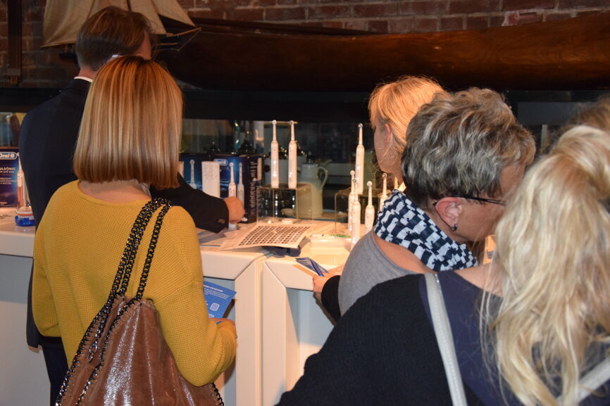 An Industrieständen konnten sich Zahnärzte und ihre Praxisteams über die neuesten Oral-B Produkte informieren. (© DTI)