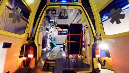 Man steekt tandarts in de hals