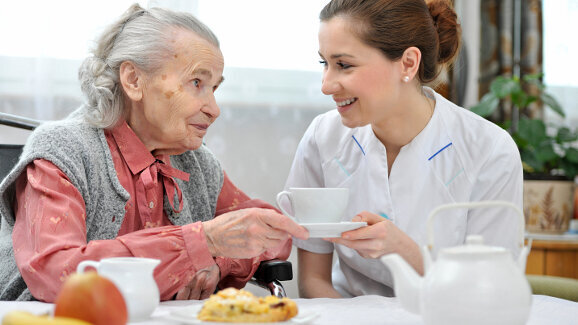 Sugar and lack of dental care cause poor oral health of nursing home patients