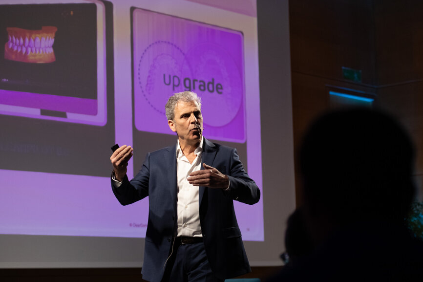 Le Dr Andrea Bazzucchi donne de nombreux cours sur l'utilisation d'Invisalign. (Image: EAS)