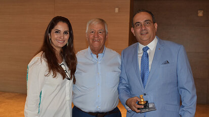 El matrimonio Jadad (Jennie Tamer y Enrique Jadad) con Hernán Prieto, director de Laboratorios Farpag.