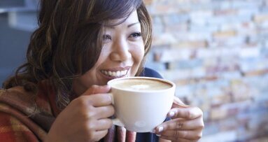 Materiais CAD/CAM modernos são menos prováveis de serem marcados pelo café do que as resinas convencionais