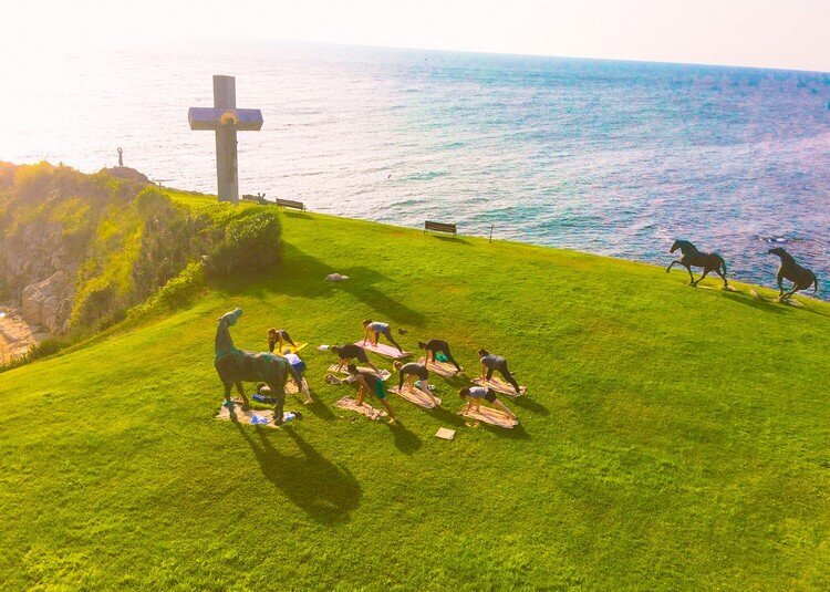 Ranní ptáčata se zúčastnila jógy u pláže, kterou vedla certifikovaná trenérka Antje Kahnt. (Fotografie: Tom Carvalho, DTI)