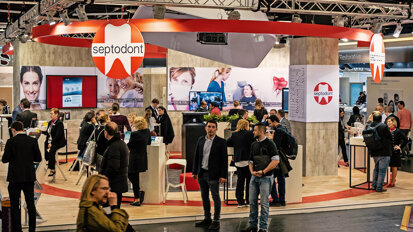 Busy times at the Septodont booth. (Photograph: Tom Carvalho, DTI)