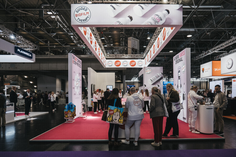 Podczas EuroPerio11 zaprezentowano także najnowsze produkty firmy EMS, w tym GBT Machine. (Zdjęcie: Dental Tribune International)