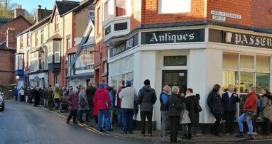 Residents line up for hours to register with dentist in Wales