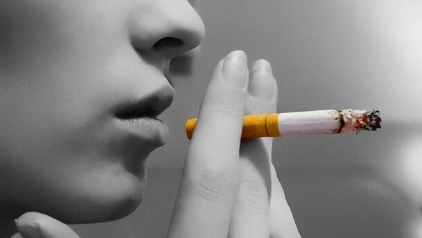 Młodzi ludzie narażają zdrowie swoich zębów