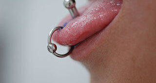 Piercanje jezika povezano s razmakom između zubi