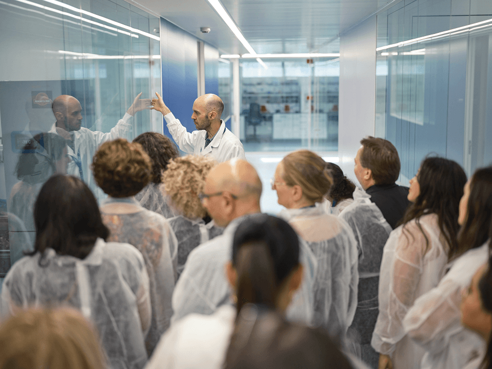 Im Dentaid Research Center arbeitet ein interdisziplinäres Team daran, wissenschaftliche Erkenntnisse zu gewinnen und in evidenzbasierte Lösungen für die Mundgesundheit zu übersetzen – unterstützt von über 50 Fachkräften aus Mikrobiologie, Chemie und Ingenieurwesen.