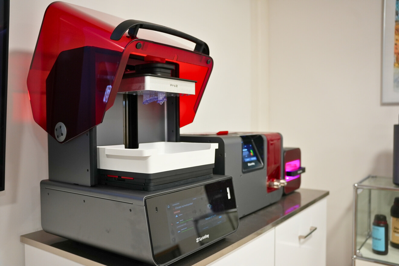 Der 3D-Drucker SprintRay Pro 2 unterstützt die Schulungen der SprintRay University mit effizienten, indikationsbezogenen Workflows.