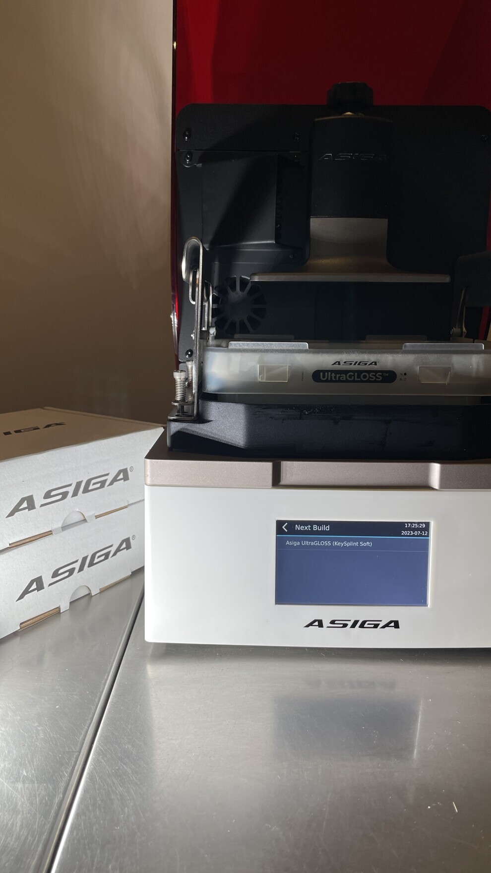 Fig. 1: The new UltraGLOSS resin tray (Asiga).