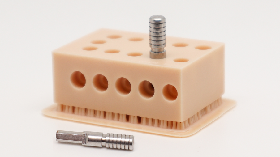 Fig. 7_Il tampone di calibrazione funge da strumento “Passa e non Passa” simulando il corpo di un analogo standard e permettendo di valutare tutti gli 11 offset a disposizione e selezionare il maggiormente valido. 