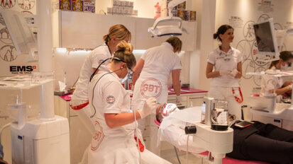 Live demonstrations at the EMS booth. (Photograph: Robert Strehler, DTI)